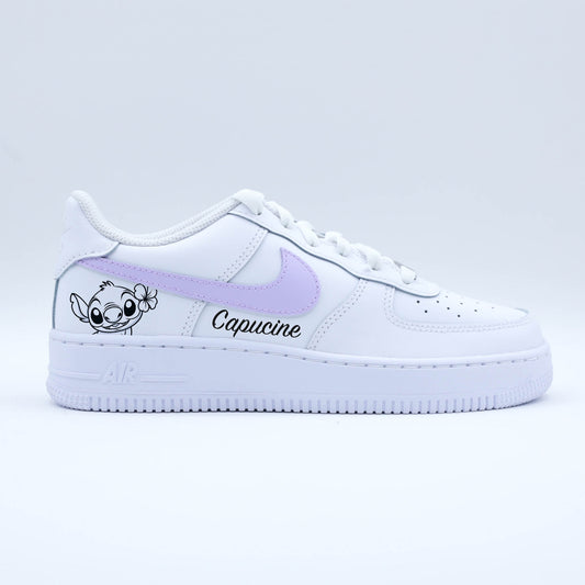 Nike Air Force 1 blanches personnalisées avec prénom modifiable, illustration Stitch et virgule violette pastel.