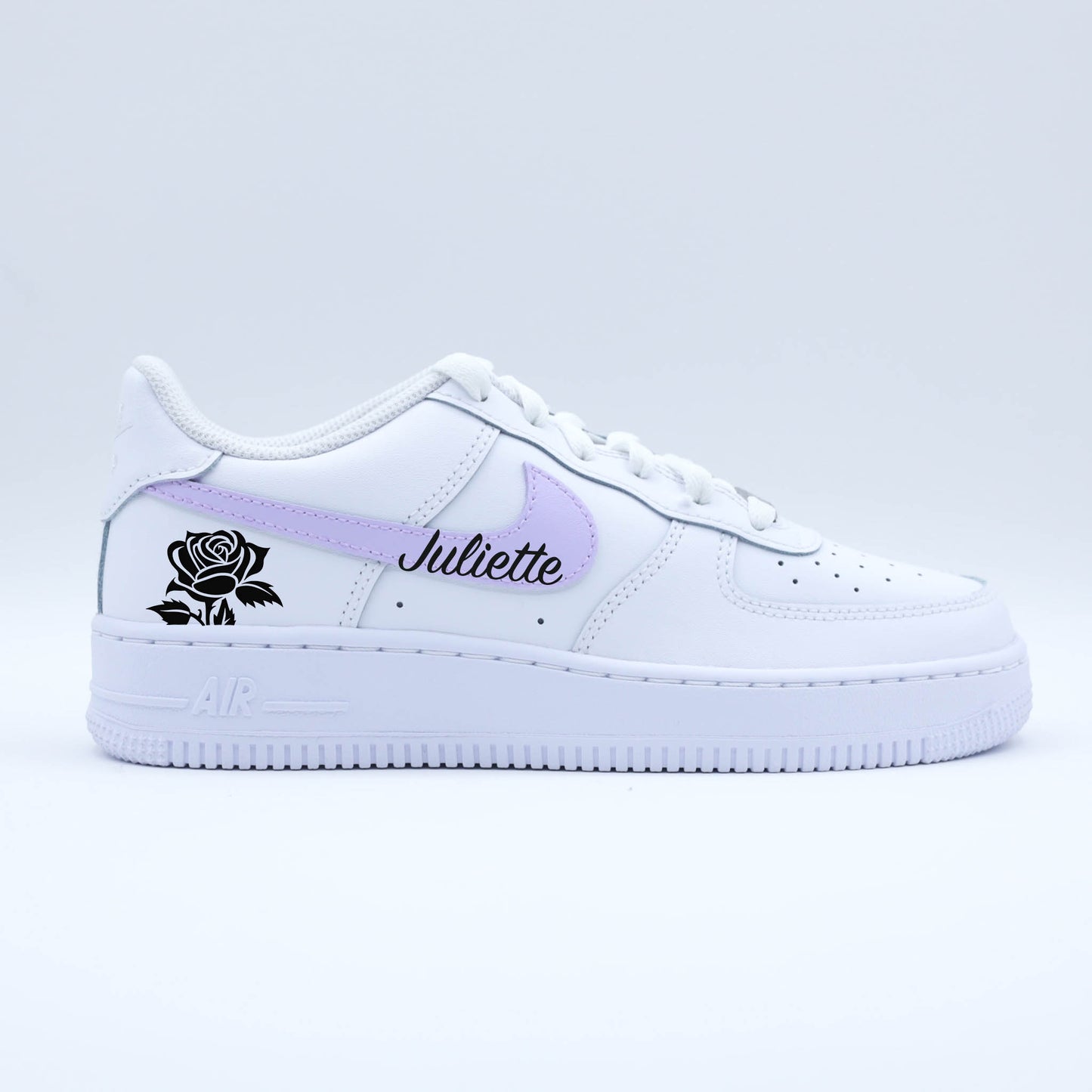 nike air force 1 custom pour femme, sneakers custom avec dessin, nike pastel pour femme, baskets personnalisées lavande nike violet pastel af1 lavender