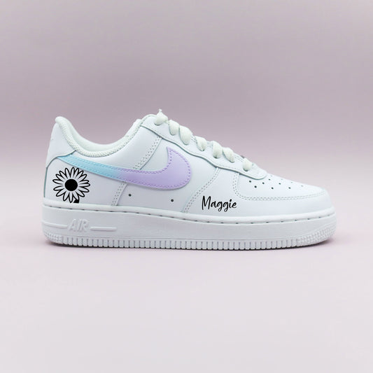 Air Force 1 custom avec swoosh pastel turquoise-lila, fleur noire et prénom personnalisable