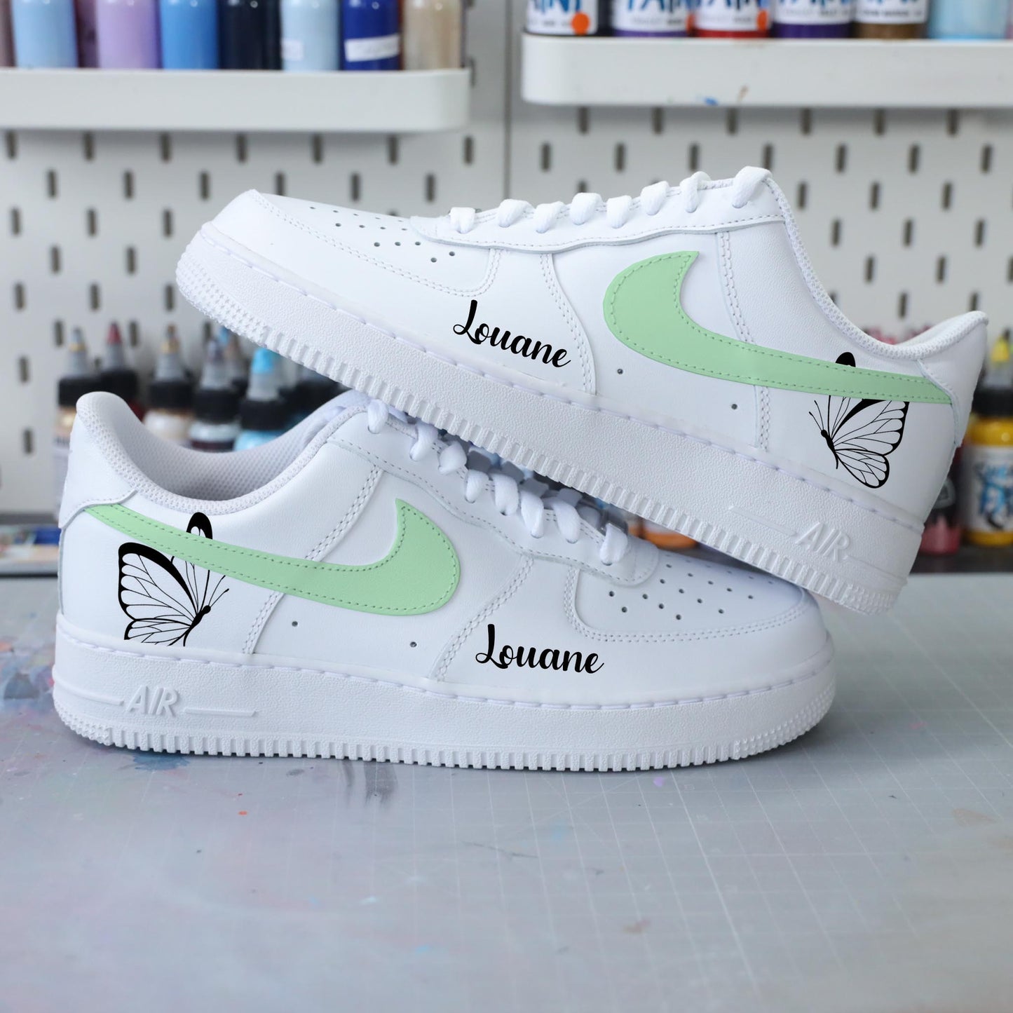 nike air force 1 custom papillon pastel, baskets personnalisées pour femme, nike rose pastel enfant, af1 personnalisable, sneakers custom butterfly, idée cadeau fille, chaussures personnalisées