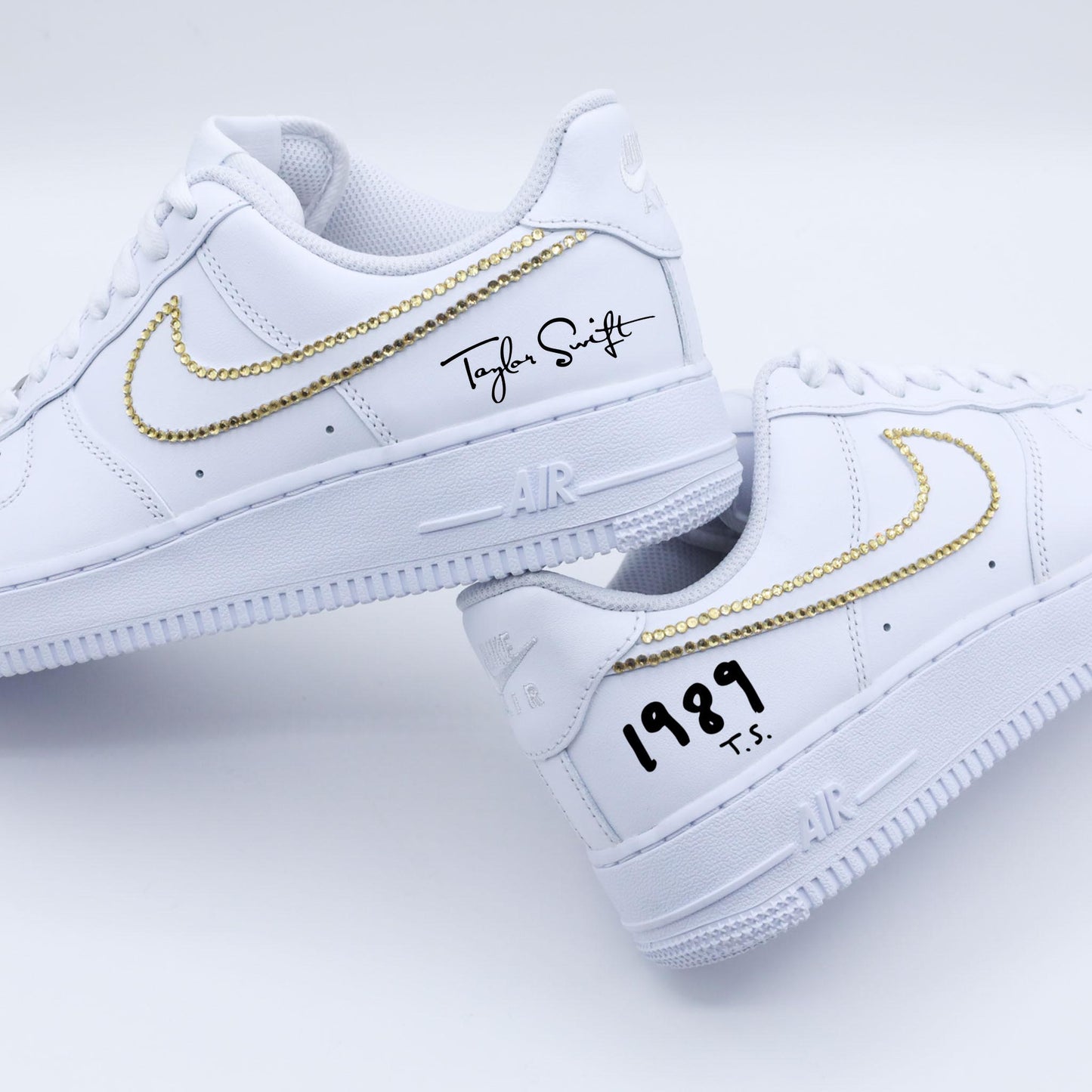 Nike Air Force 1 personnalisée Taylor Swift avec strass dorés, signature et inscription 1989