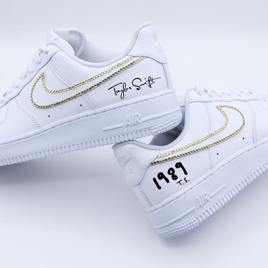 Nike Air Force 1 personnalisée Taylor Swift avec strass dorés, signature et inscription 1989