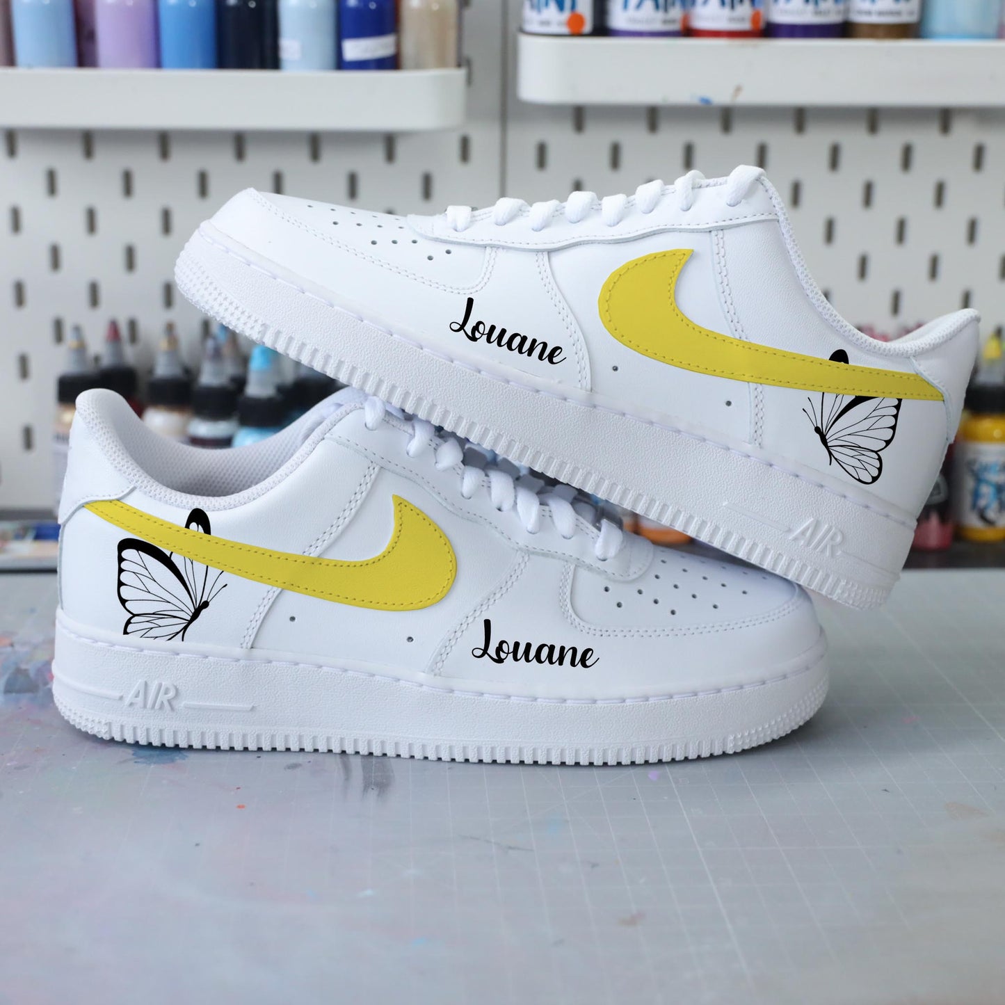 nike air force 1 custom papillon pastel, baskets personnalisées pour femme, nike rose pastel enfant, af1 personnalisable, sneakers custom butterfly, idée cadeau fille, chaussures personnalisées