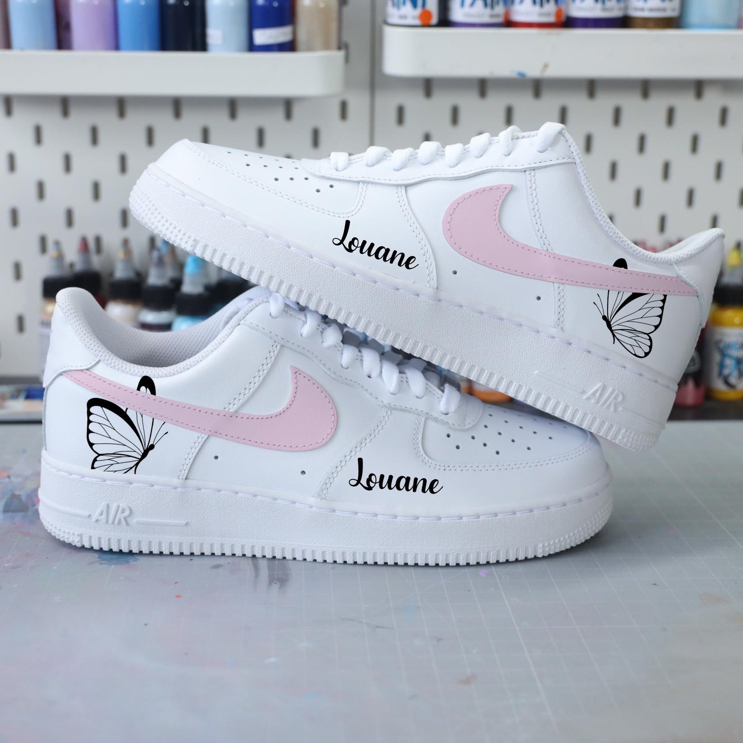 nike air force 1 custom papillon pastel, baskets personnalisées pour femme, nike rose pastel enfant, af1 personnalisable, sneakers custom butterfly, idée cadeau fille, chaussures personnalisées