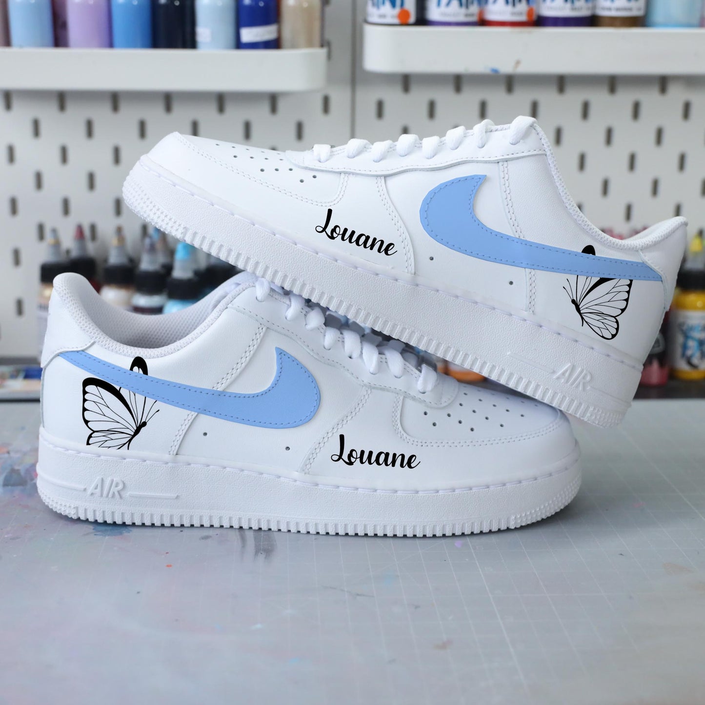 nike air force 1 custom papillon pastel, baskets personnalisées pour femme, nike rose pastel enfant, af1 personnalisable, sneakers custom butterfly, idée cadeau fille, chaussures personnalisées