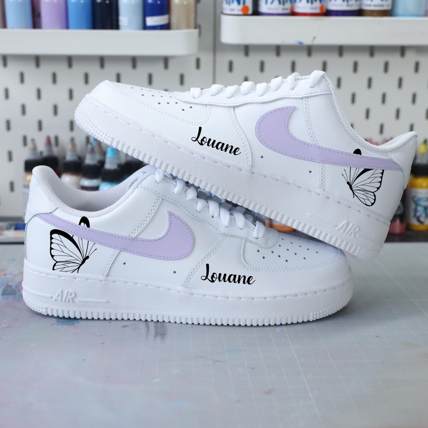 nike air force 1 custom papillon pastel, baskets personnalisées pour femme, nike rose pastel enfant, af1 personnalisable, sneakers custom butterfly, idée cadeau fille, chaussures personnalisées