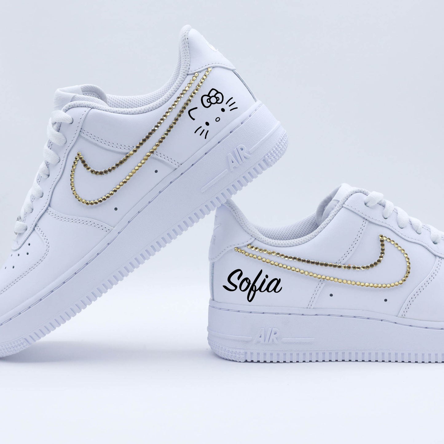 nike air force 1 hello kitty personnalisables, baskets personnalisées pour fille, sneakers custom avec prénom, nike strass doré, air force sur-mesure pour enfants, nike luxe