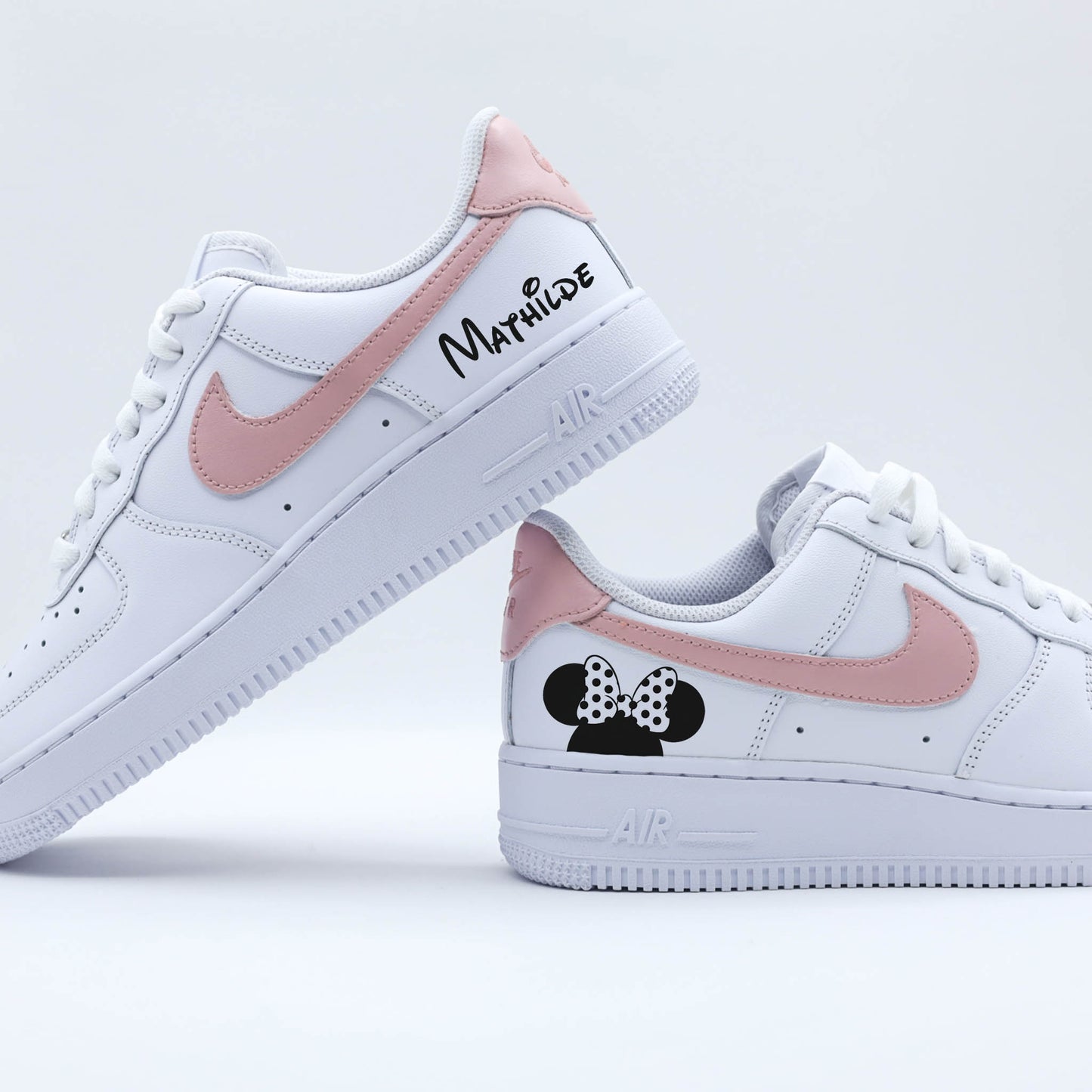 Nike Air Force 1 custom blanche et rose avec prénom Mathilde et illustration Minnie Mouse nike disney