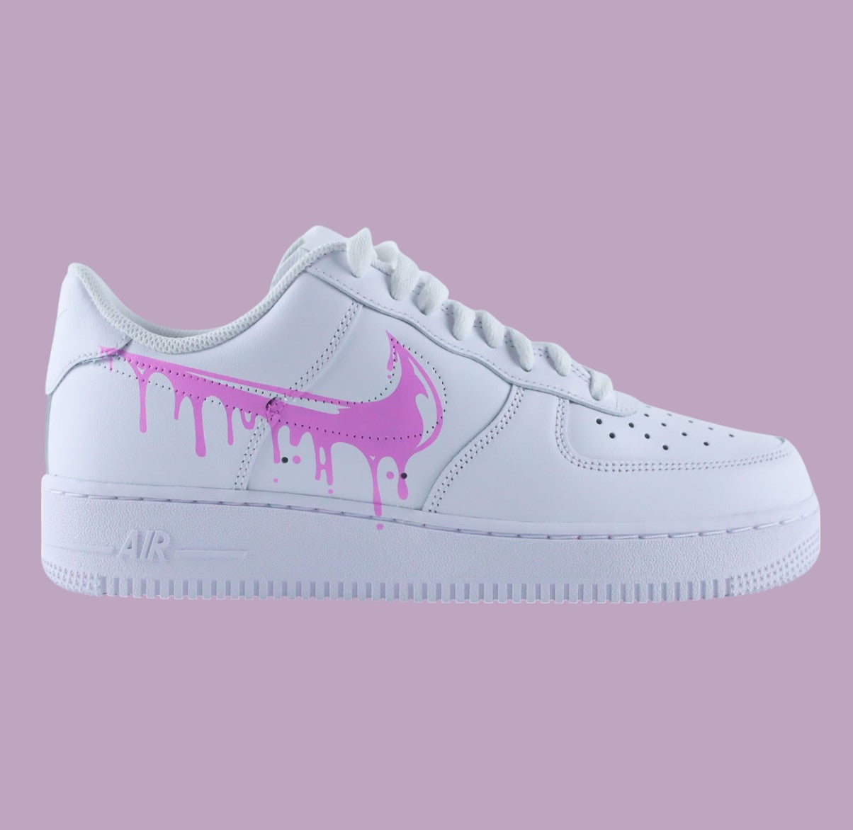 Baskets personnalisées Air Force 1 custom "Pink Drip" avec swoosh rose effet peinture dégoulinante, création sur-mesure peinte à la main par Kings Custom.