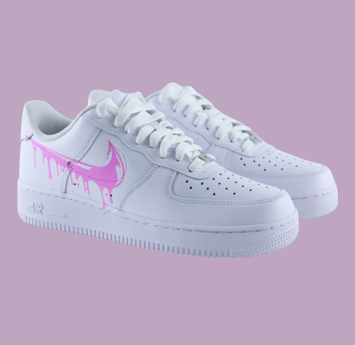 Baskets personnalisées Air Force 1 custom "Pink Drip" avec swoosh rose effet peinture dégoulinante, création sur-mesure peinte à la main par Kings Custom.