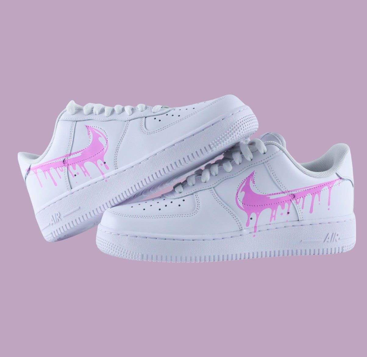 Baskets personnalisées Air Force 1 custom "Pink Drip" avec swoosh rose effet peinture dégoulinante, création sur-mesure peinte à la main par Kings Custom.