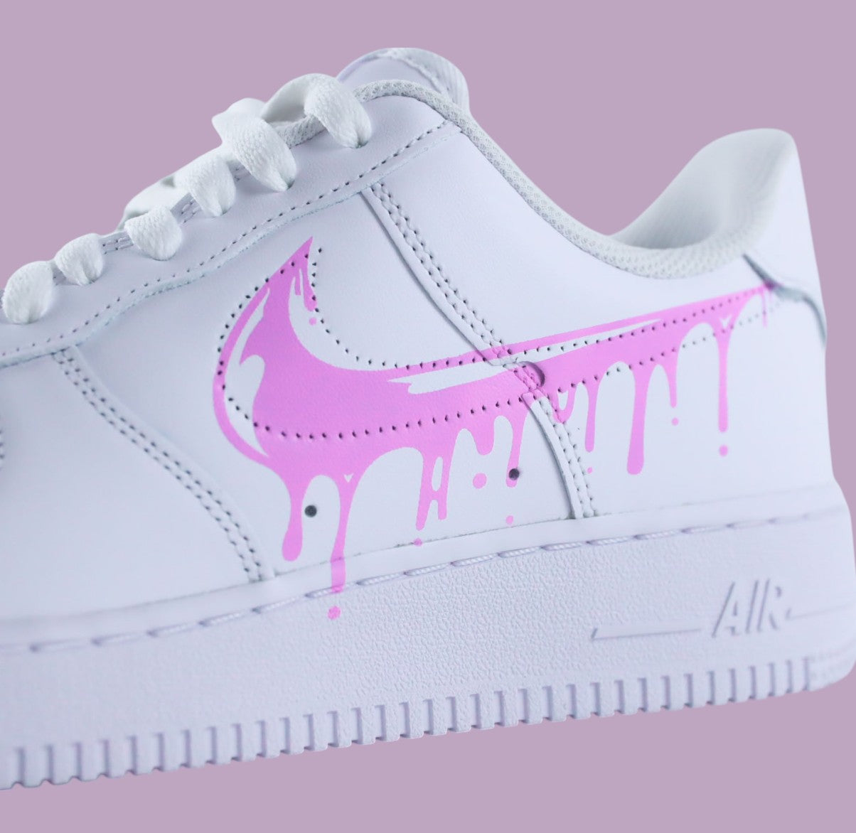 Baskets personnalisées Air Force 1 custom "Pink Drip" avec swoosh rose effet peinture dégoulinante, création sur-mesure peinte à la main par Kings Custom.