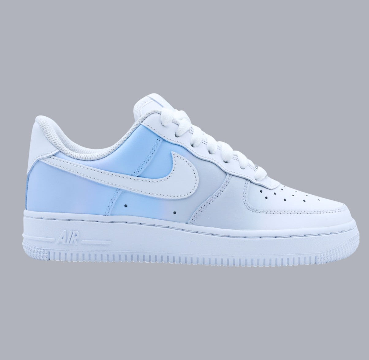 Nike Air Force 1 custom bleu ciel et blanc - sneakers personnalisées à la main
