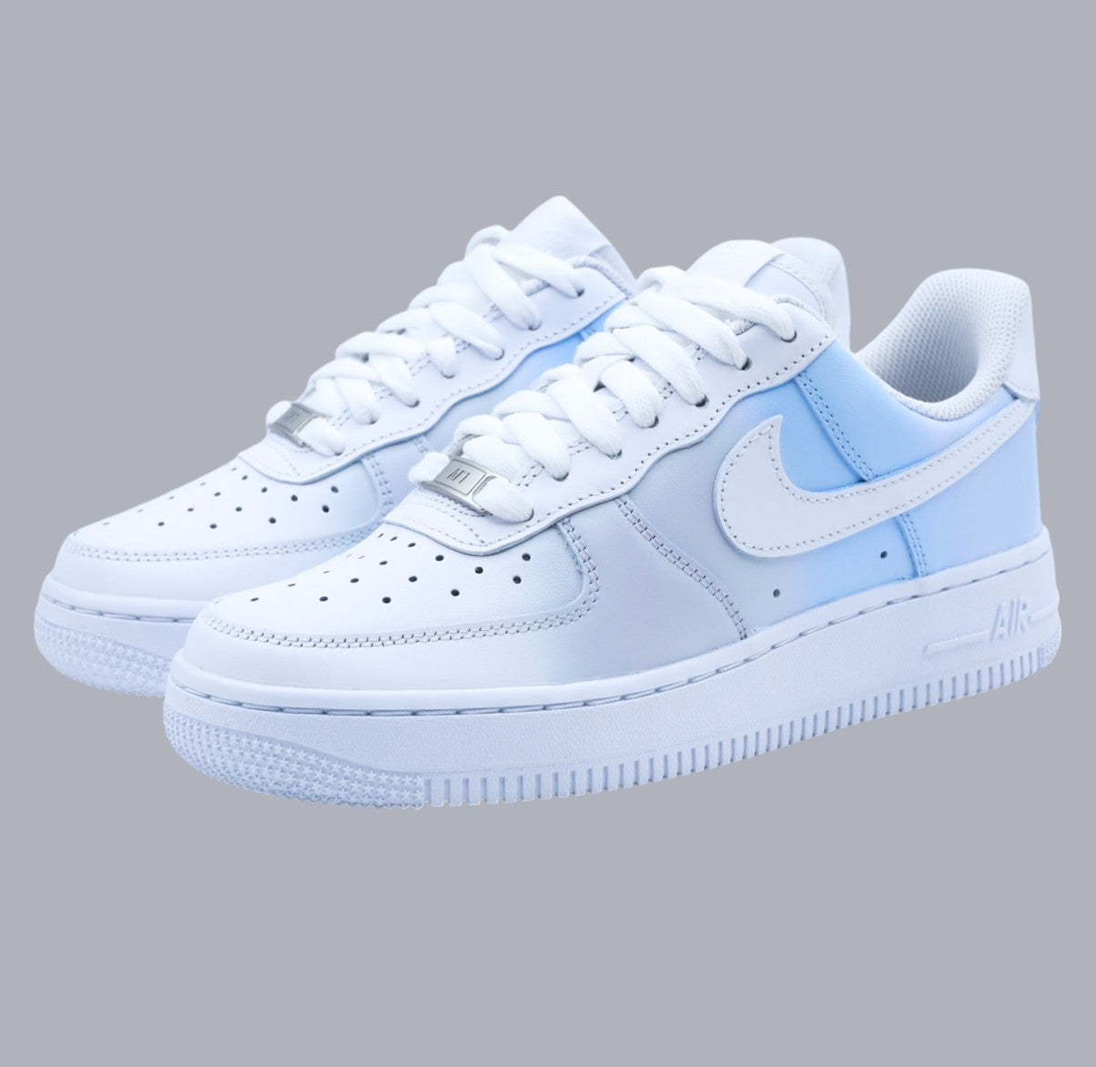 Nike Air Force 1 custom bleu ciel et blanc - sneakers personnalisées à la main