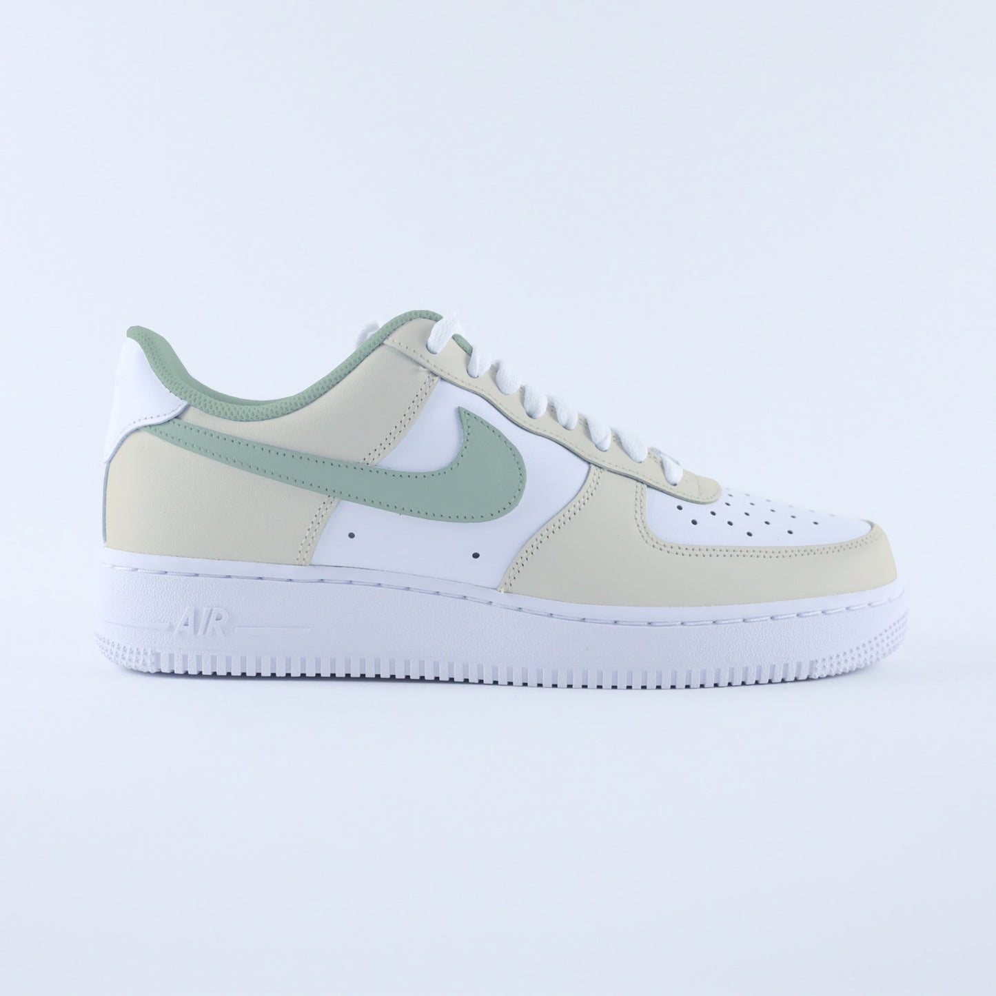Air Force 1 custom pastel vert de gris et beige sable pour femme – baskets personnalisées, création unique peinte à la main, sneakers Nike tendance sur-mesure