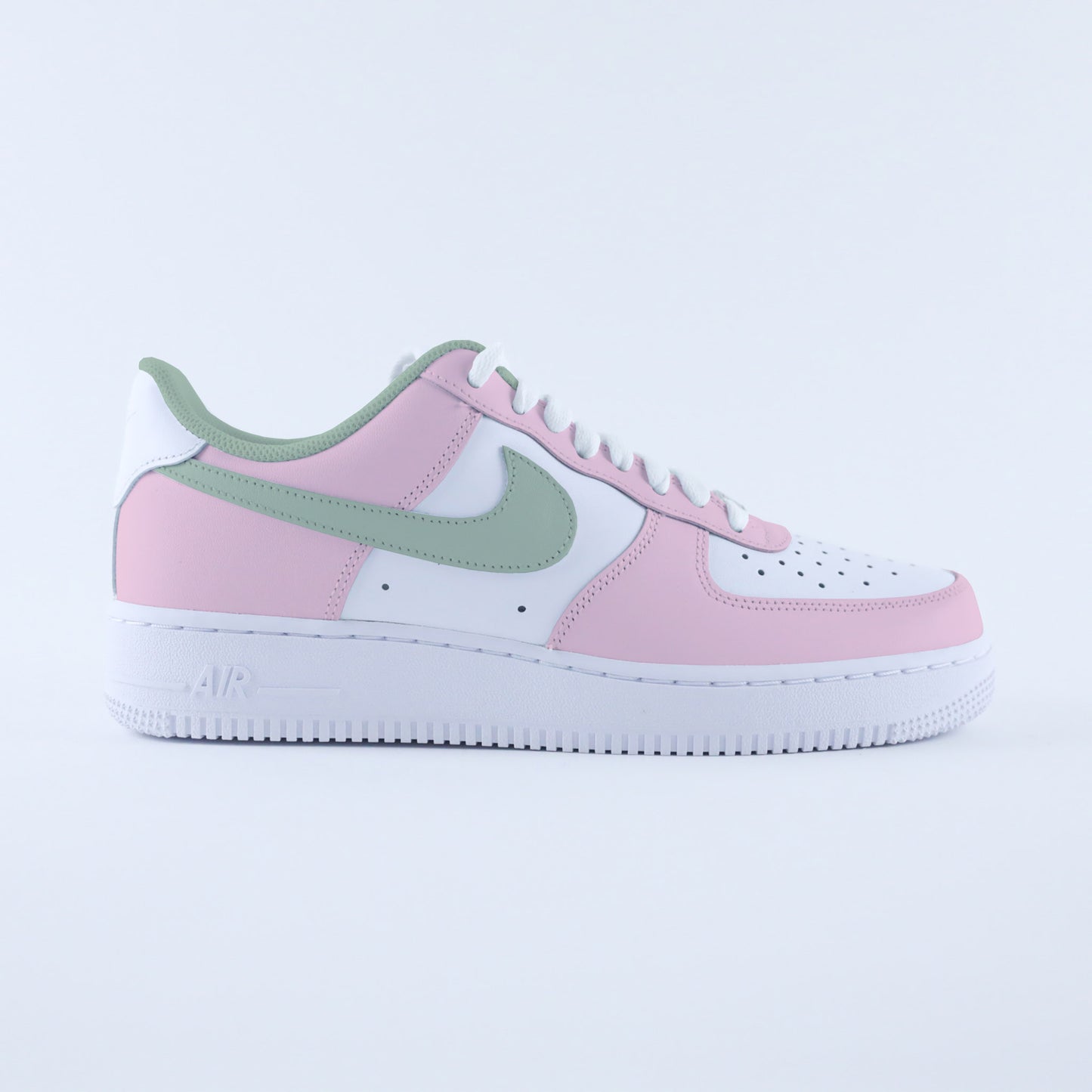 air force one custom vert sauge, nike sage green pour femme, baskets personnalisées beige et rose, AF1 personnalisable, sneakers tendance 2025, baskets nike été couleurs douces