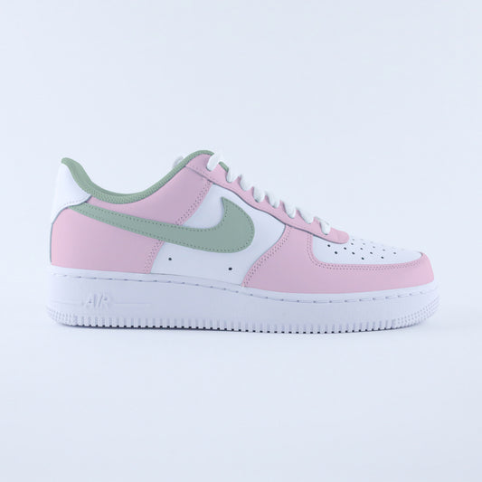 air force one custom vert sauge, nike sage green pour femme, baskets personnalisées beige et rose, AF1 personnalisable, sneakers tendance 2025, baskets nike été couleurs douces
