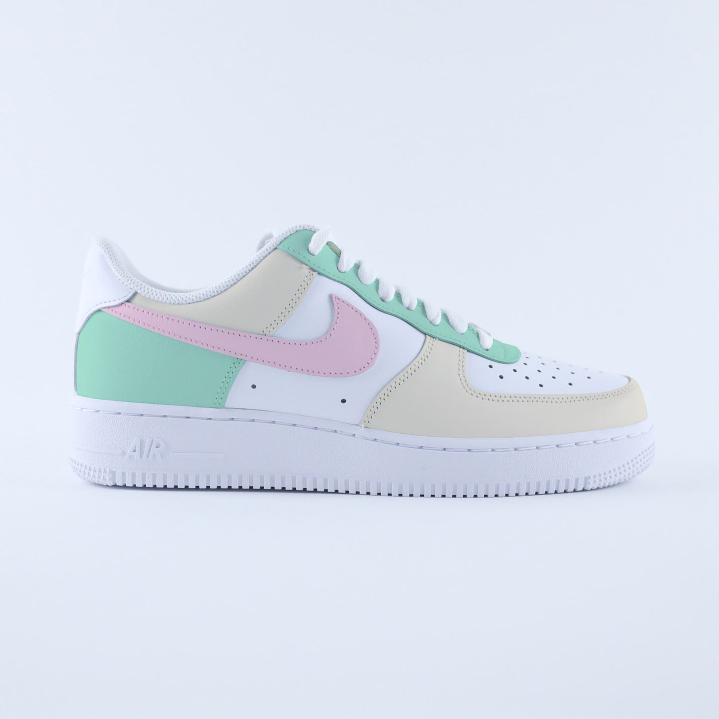 Sneakers Air Force 1 personnalisées pour femme en rose clair, vert pastel, lavande et bleu ciel – modèle unique Kings Custom été 2025