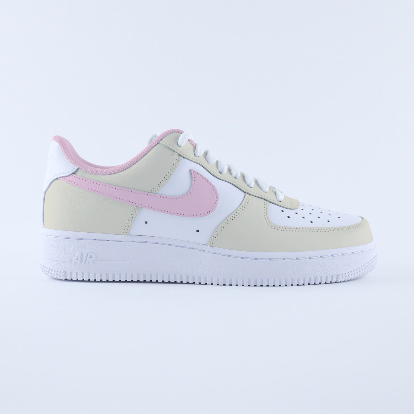 Air Force 1 custom pastel vert de gris et beige sable pour femme – baskets personnalisées, création unique peinte à la main, sneakers Nike tendance sur-mesure