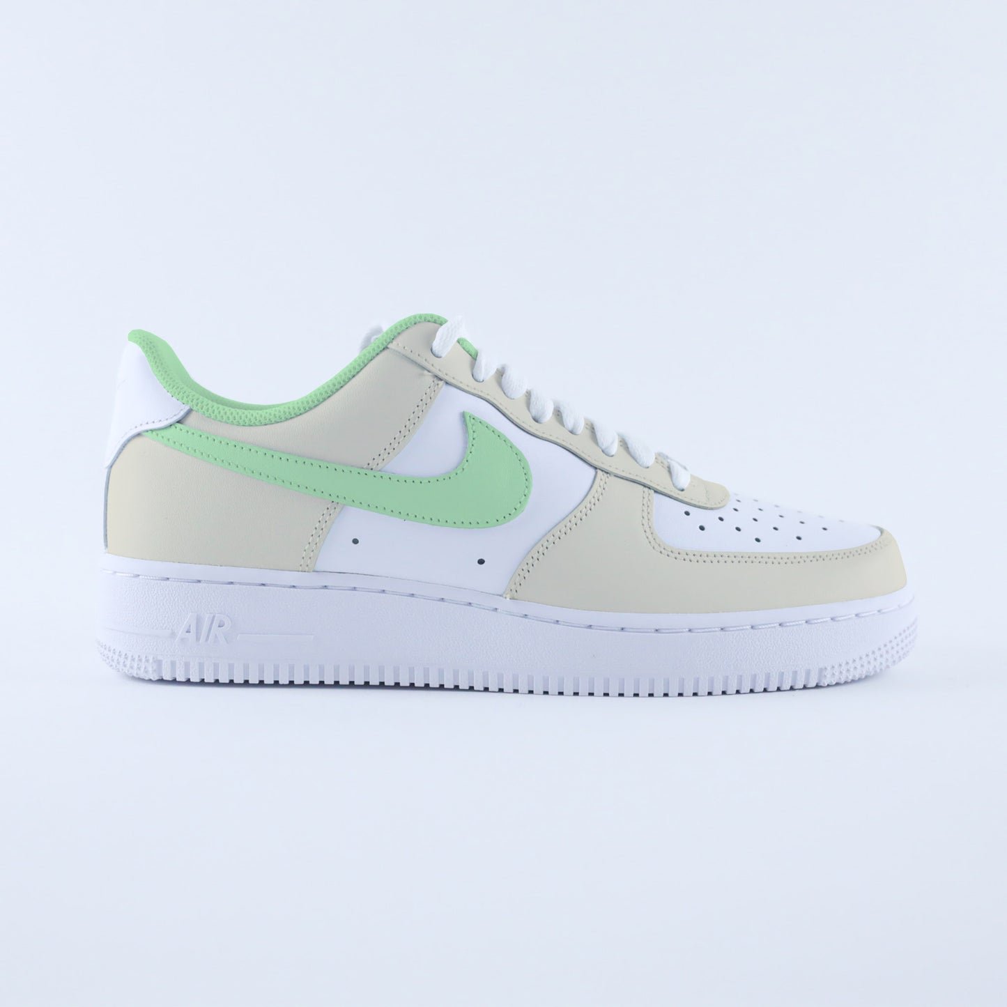 Air Force 1 custom pastel vert de gris et beige sable pour femme – baskets personnalisées, création unique peinte à la main, sneakers Nike tendance sur-mesure