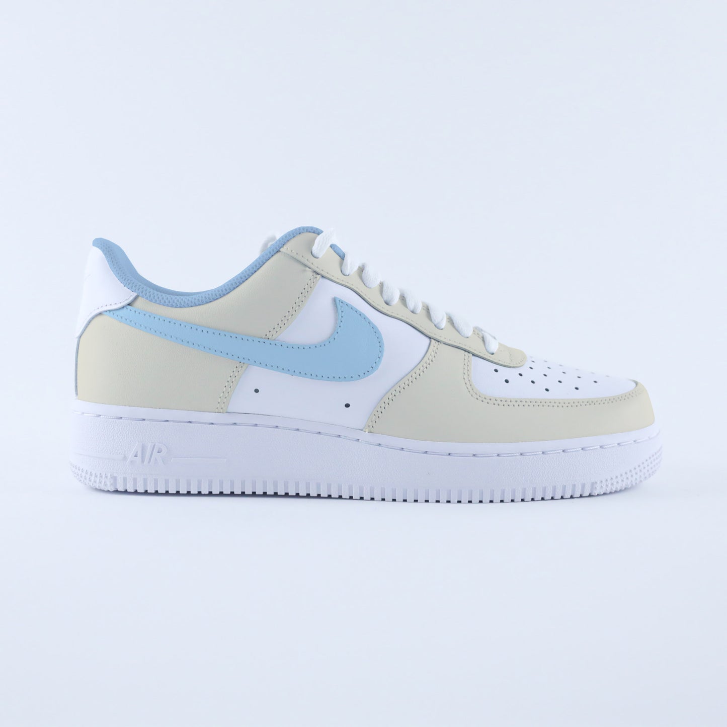 Air Force 1 custom pastel vert de gris et beige sable pour femme – baskets personnalisées, création unique peinte à la main, sneakers Nike tendance sur-mesure