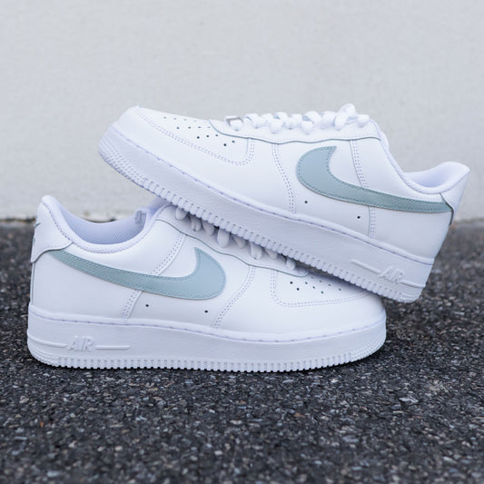Nike Air Force 1 blanche avec swoosh vert de gris peint à la main, custom femme pastel élégante