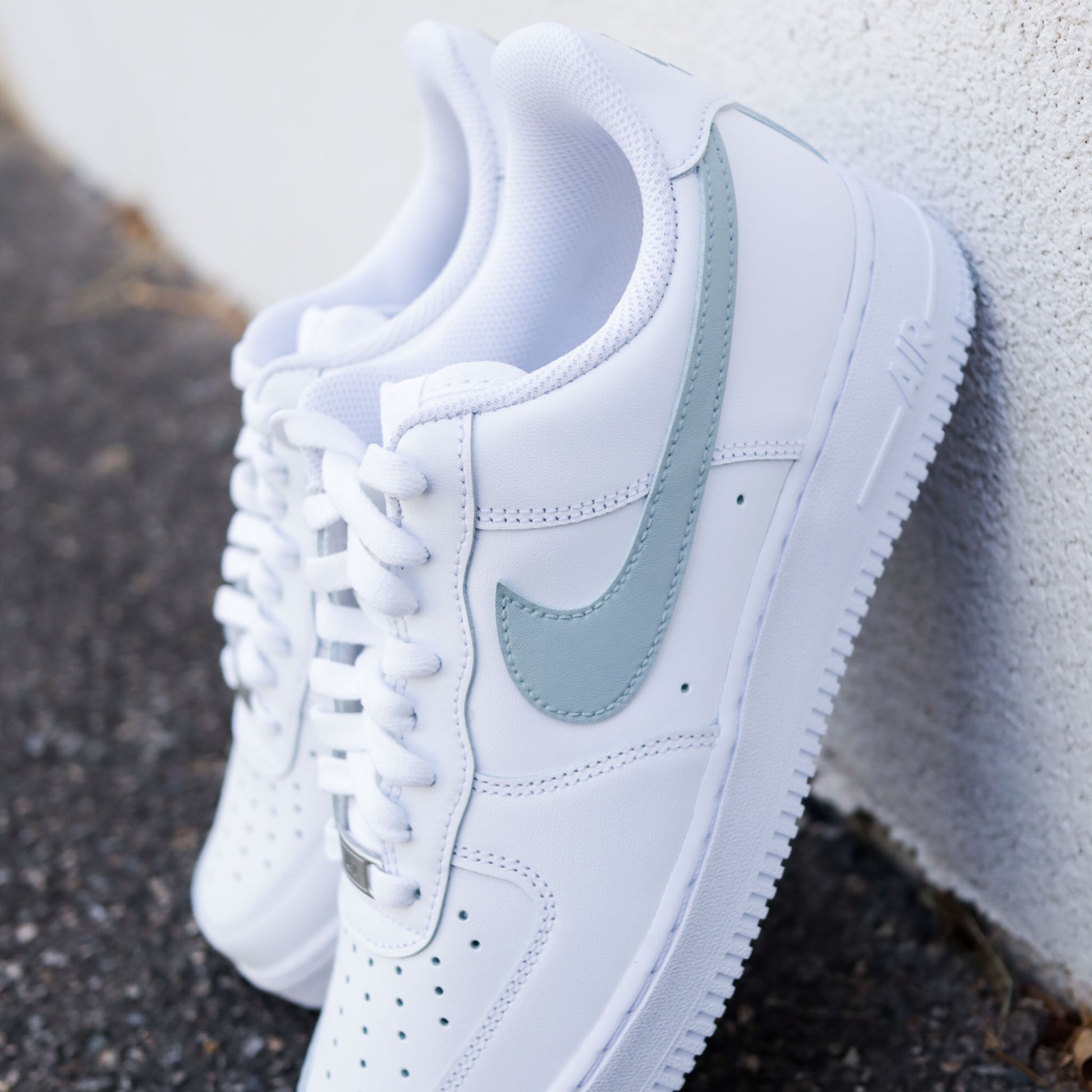 Nike Air Force 1 blanche avec swoosh vert de gris peint à la main, custom femme pastel élégante