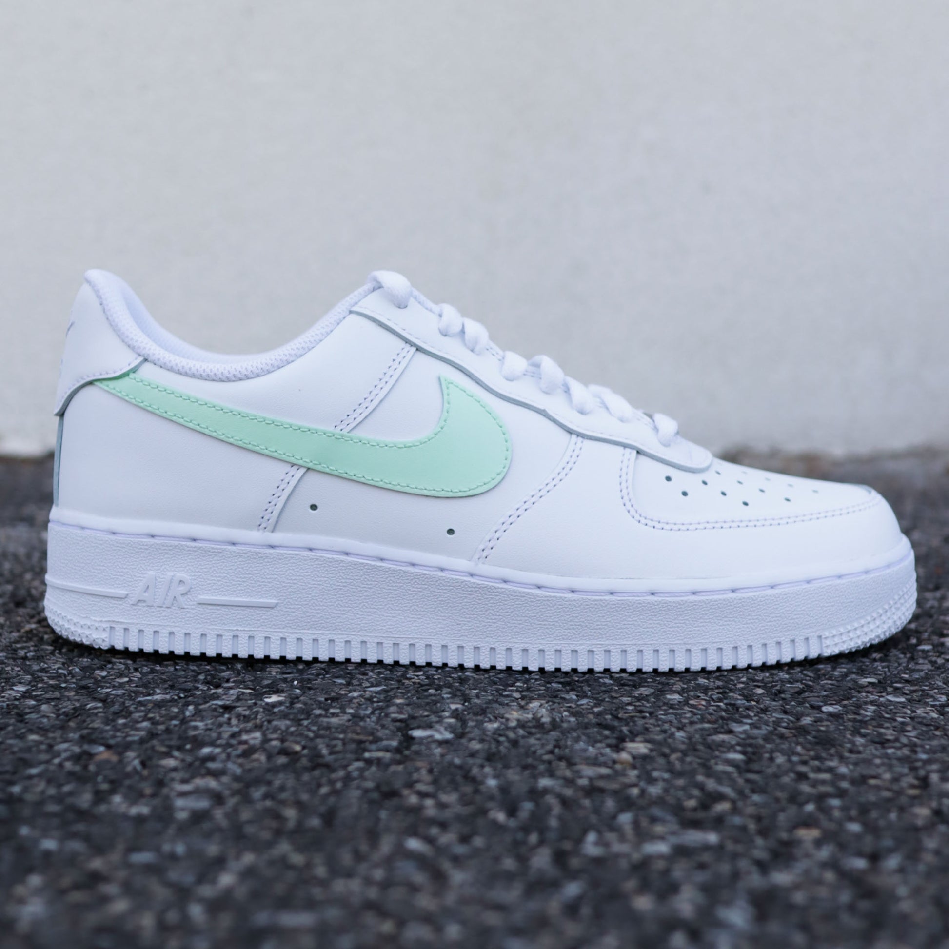 Nike Air Force 1 custom blanche avec swoosh vert menthe pastel, sneakers femme personnalisées vert clair