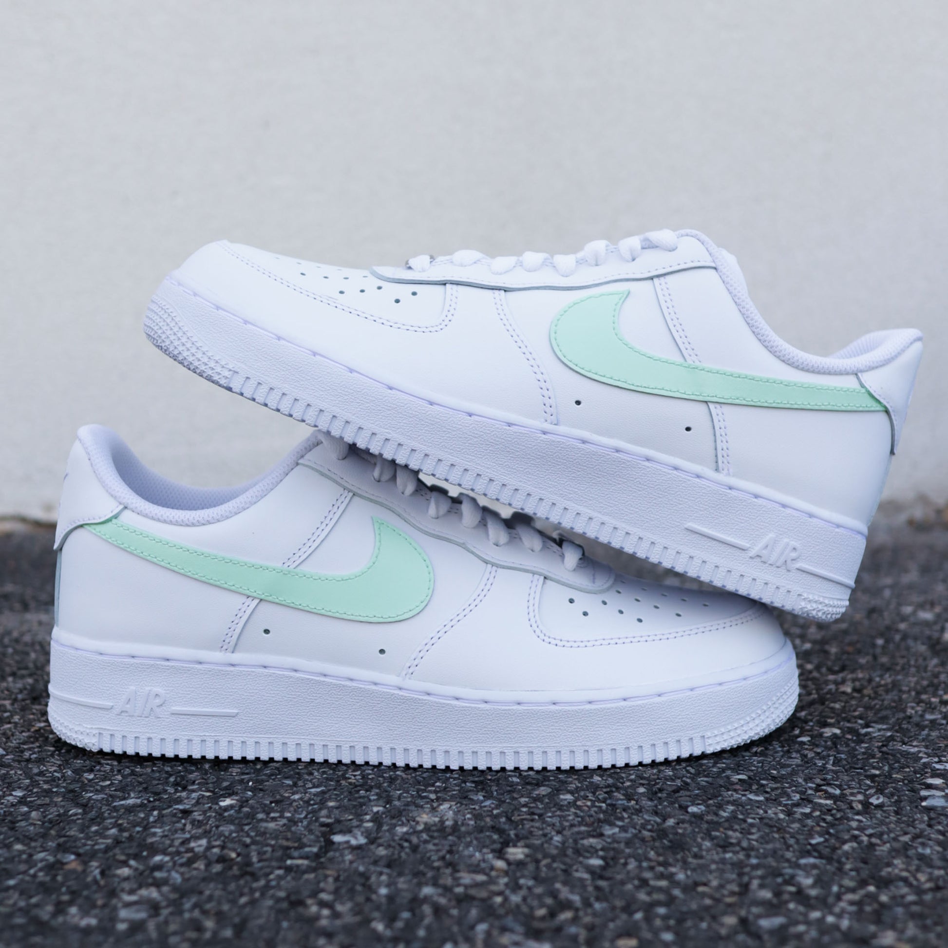 Nike Air Force 1 custom blanche avec swoosh vert menthe pastel, sneakers femme personnalisées vert clair