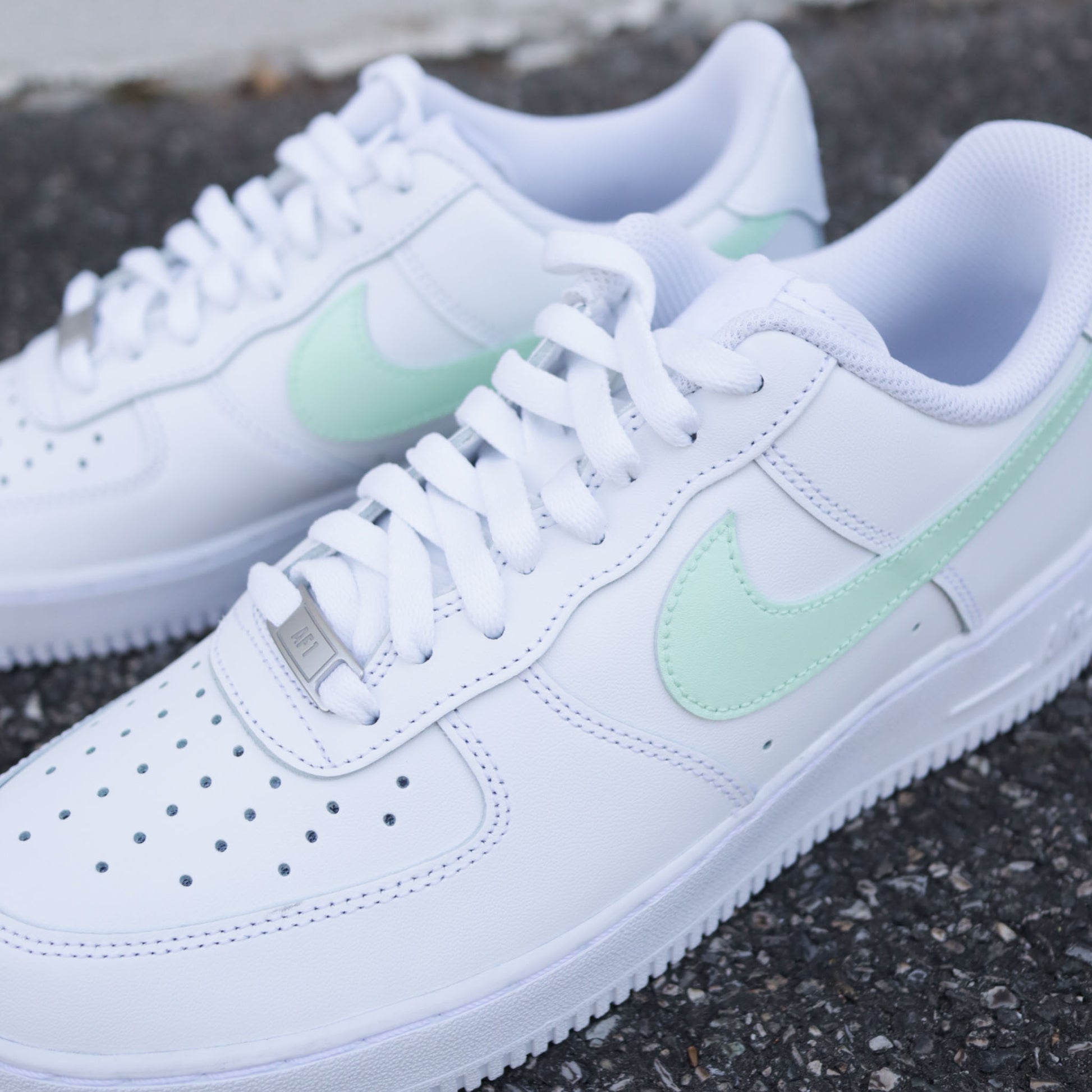 Nike Air Force 1 custom blanche avec swoosh vert menthe pastel, sneakers femme personnalisées vert clair