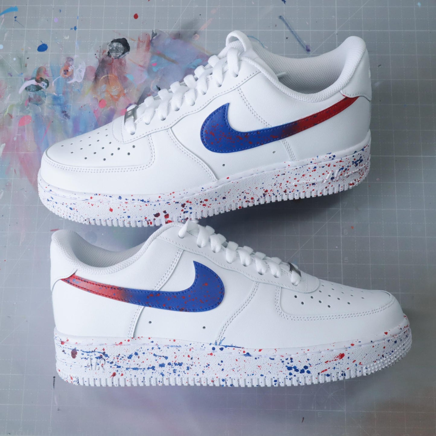 nike air force 1 custom splash rouge et bleu nike custom pour homme sneakers personnalisé af1 custom tâches de peintures nike custom psg