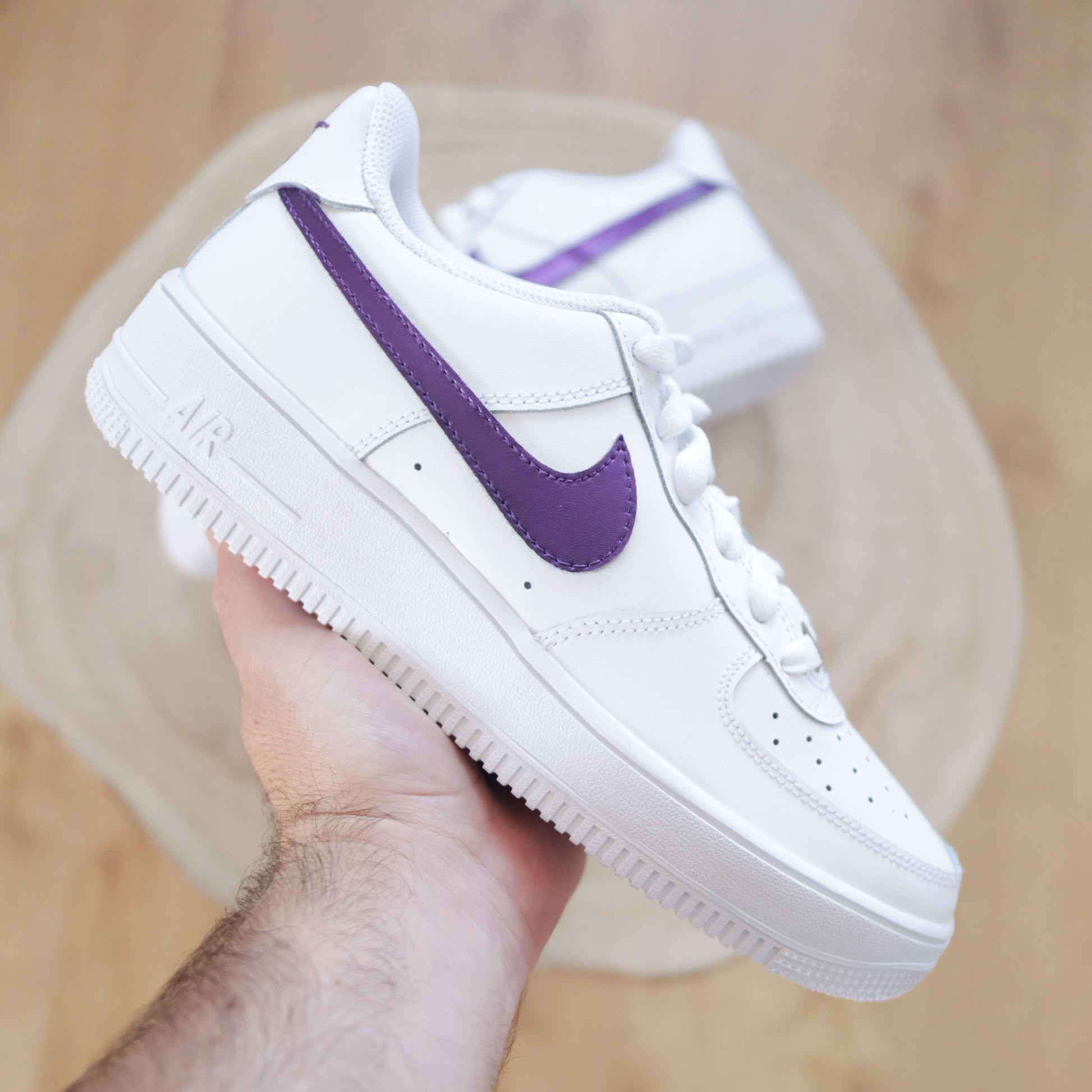 Nike Air Force 1 custom swoosh violet métallisé – sneaker personnalisée effet miroir peint à la main