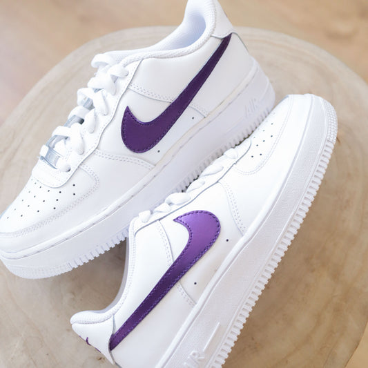 Nike Air Force 1 custom swoosh violet métallisé – sneaker personnalisée effet miroir peint à la main