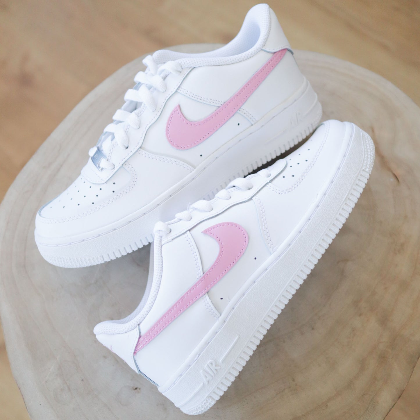 Nike Air Force 1 custom swoosh baby pink – sneaker blanche avec swoosh rose pastel peint à la main
