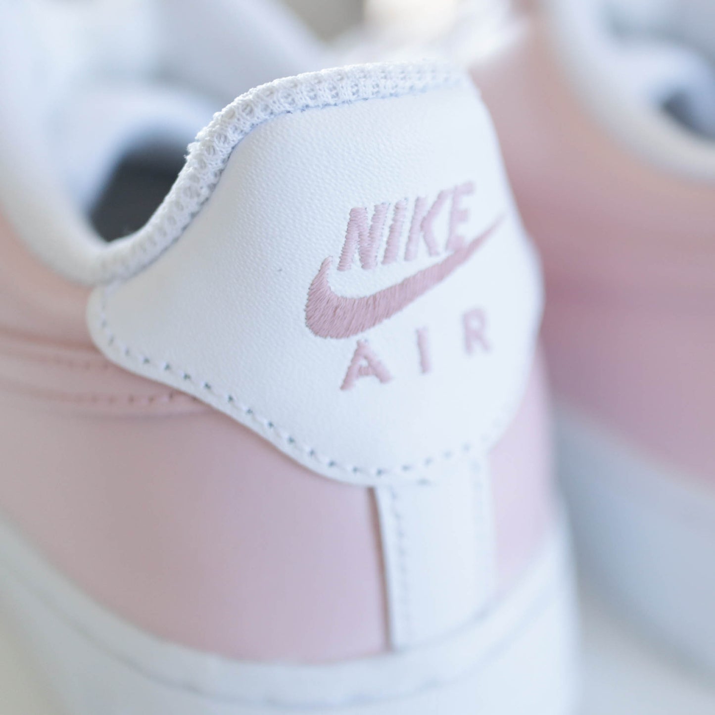 nike air force 1 custom rose pastel sneakers personnalisé pour femme baskets custom rose clair