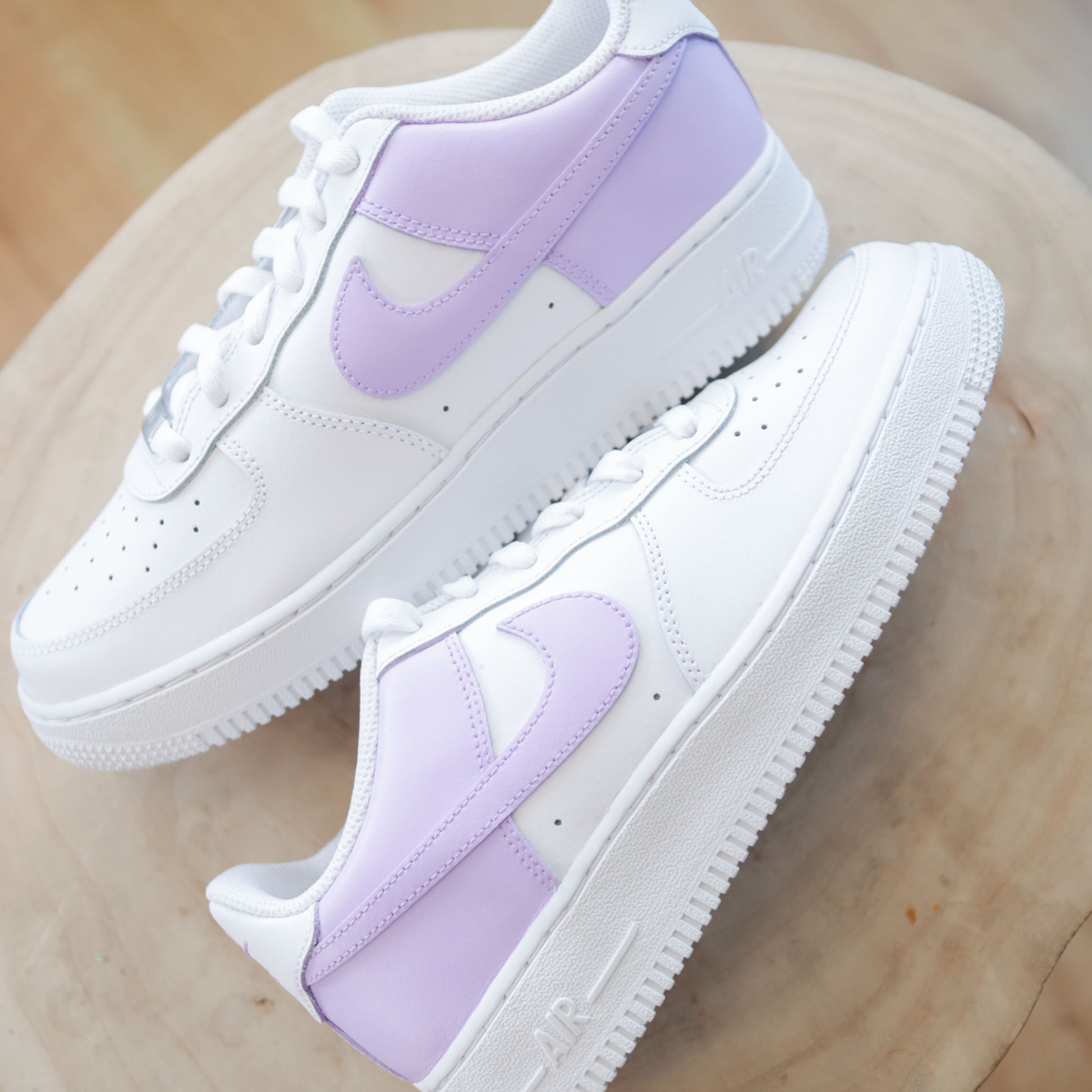 Nike Air Force 1 custom lavande – sneaker pastel violet peint à la main