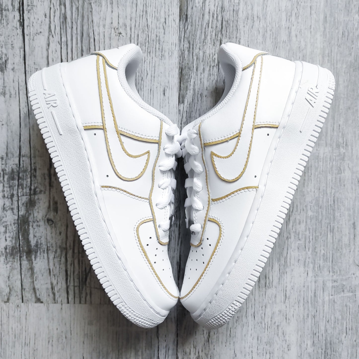 Nike Air Force 1 Custom Outline Beige Sable Peint à la Main avec Contour Swoosh