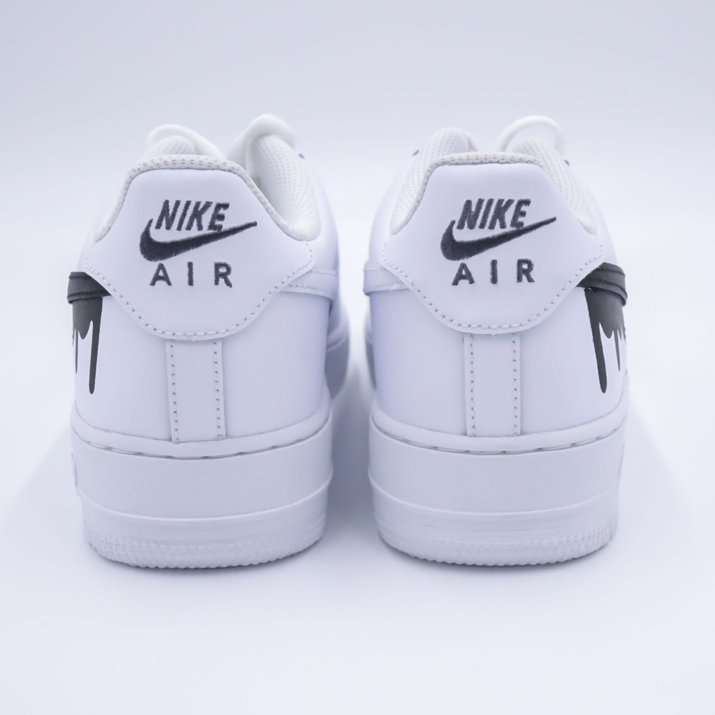 Nike Air Force 1 custom avec swoosh dégoulinant noir peint à la main – sneakers streetwear arty, chaussures custom noir blanc, af1 effet peinture fondue, nike air force 1 sombre artistique, custom handmade noir unique
