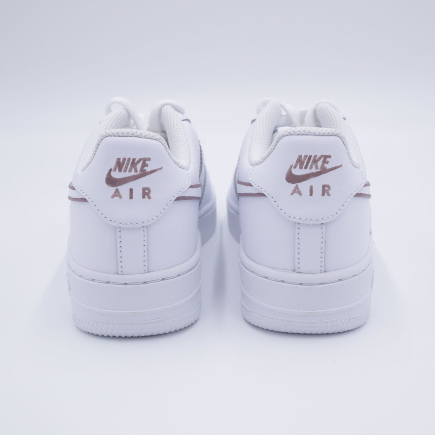 Nike Air Force 1 custom silhouette swoosh mocha marron clair – sneakers ton terre personnalisées, chaussures minimalistes marron pastel, af1 custom coffee tones, nike air force 1 handmade neutre, contour swoosh mocha peinture à la main