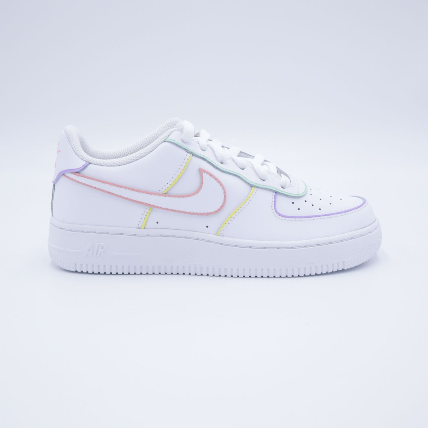 Nike Air Force 1 custom avec contours pastel peints à la main – sneakers artistiques multicolores, chaussures personnalisées lavande rose bleu pastel, af1 handmade minimaliste colorée, nike custom arc-en-ciel doux