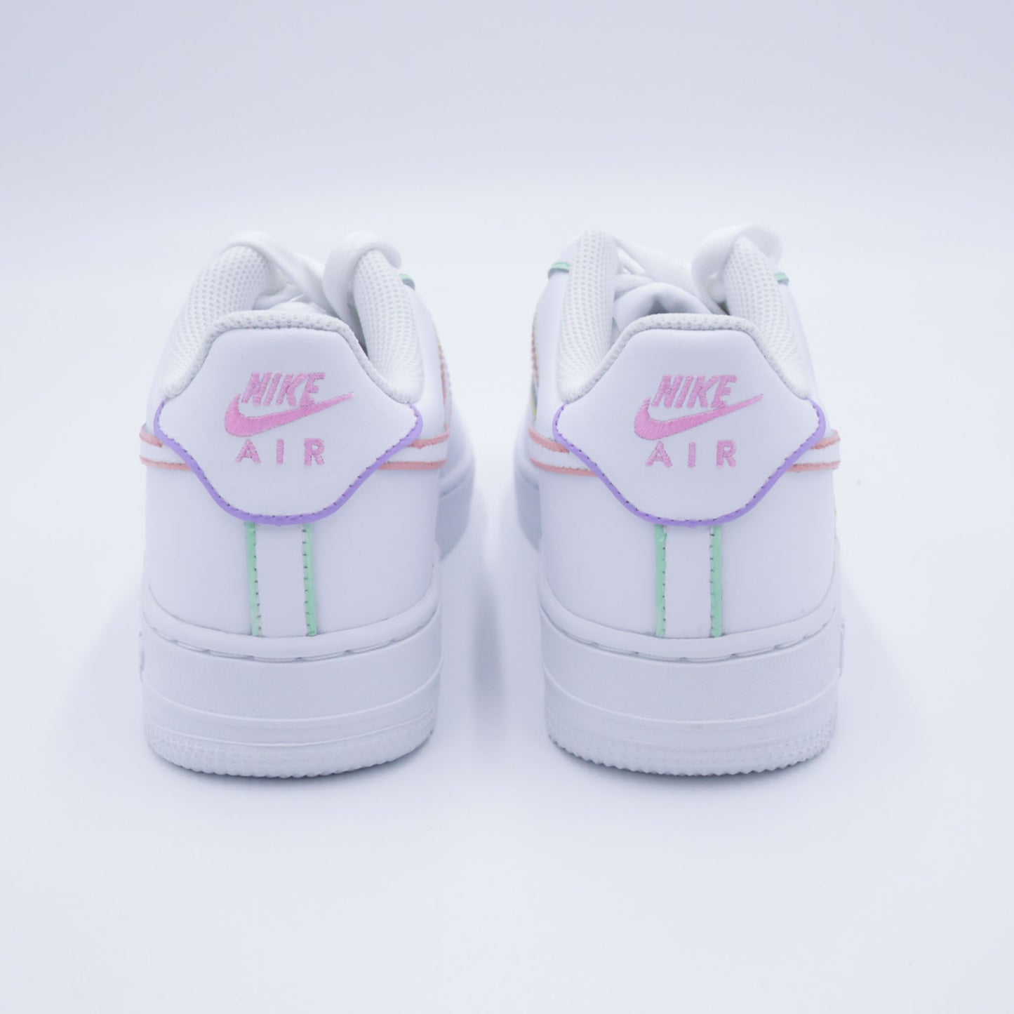 Nike Air Force 1 custom avec contours pastel peints à la main – sneakers artistiques multicolores, chaussures personnalisées lavande rose bleu pastel, af1 handmade minimaliste colorée, nike custom arc-en-ciel doux