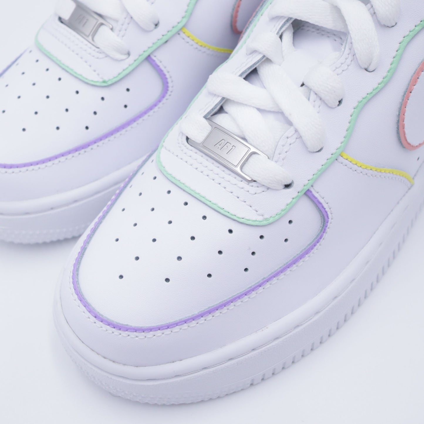 Nike Air Force 1 custom avec contours pastel peints à la main – sneakers artistiques multicolores, chaussures personnalisées lavande rose bleu pastel, af1 handmade minimaliste colorée, nike custom arc-en-ciel doux