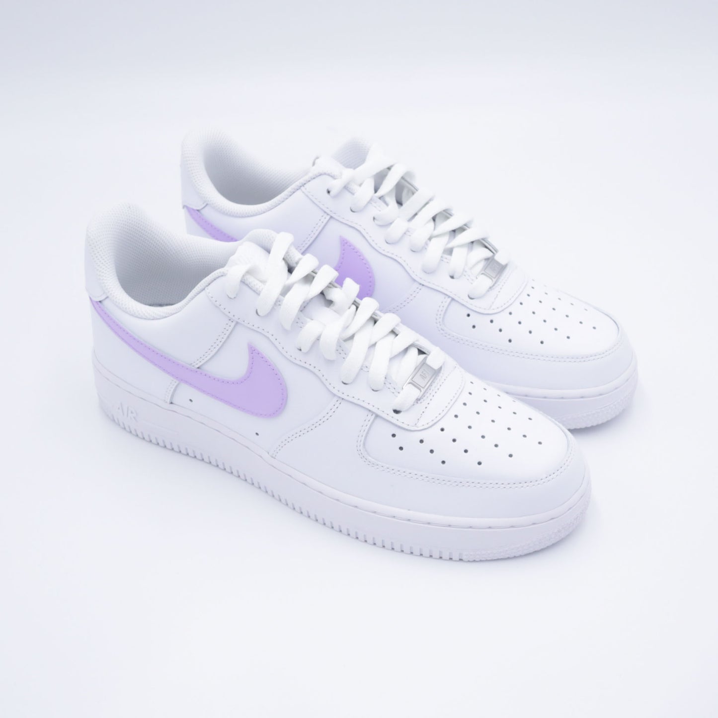 Nike Air Force 1 custom avec swoosh violet clair peint à la main – sneakers pastel lavande, violet pastel, chaussures personnalisées lilas, custom af1 violettes, nike air force 1 femme custom