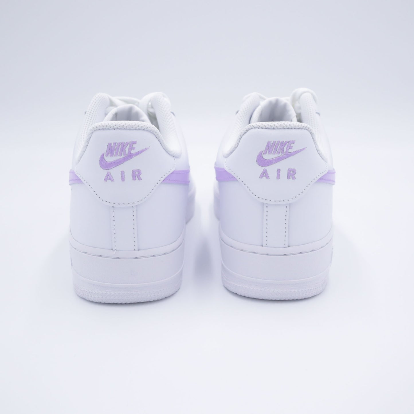 Nike Air Force 1 custom avec swoosh violet clair peint à la main – sneakers pastel lavande, violet pastel, chaussures personnalisées lilas, custom af1 violettes, nike air force 1 femme custom