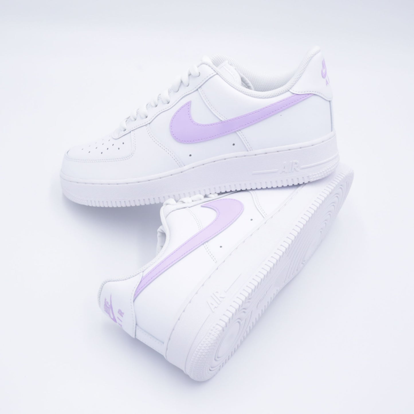 Nike Air Force 1 custom avec swoosh violet clair peint à la main – sneakers pastel lavande, violet pastel, chaussures personnalisées lilas, custom af1 violettes, nike air force 1 femme custom