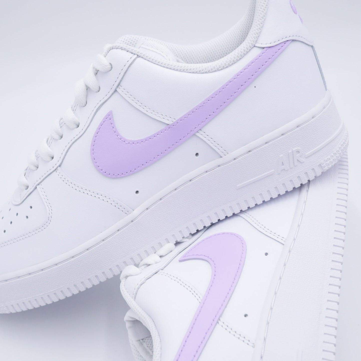 Nike Air Force 1 custom avec swoosh violet clair peint à la main – sneakers pastel lavande, violet pastel, chaussures personnalisées lilas, custom af1 violettes, nike air force 1 femme custom