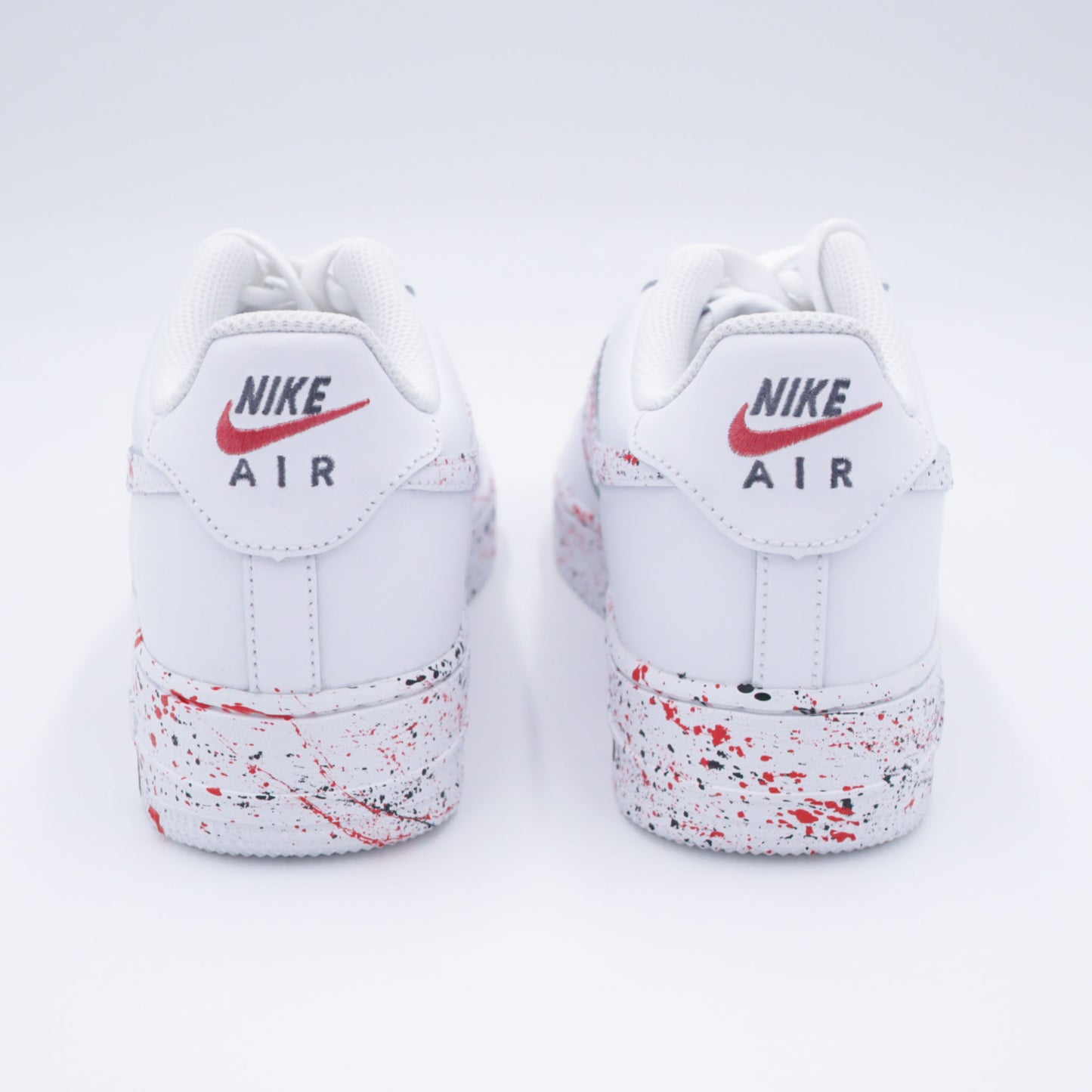 Nike Air Force 1 custom rouge et noir avec éclaboussures peintes à la main – sneakers streetwear, style artistique, graffiti, handmade, af1 custom peinture rouge noir, chaussures urbaines personnalisées