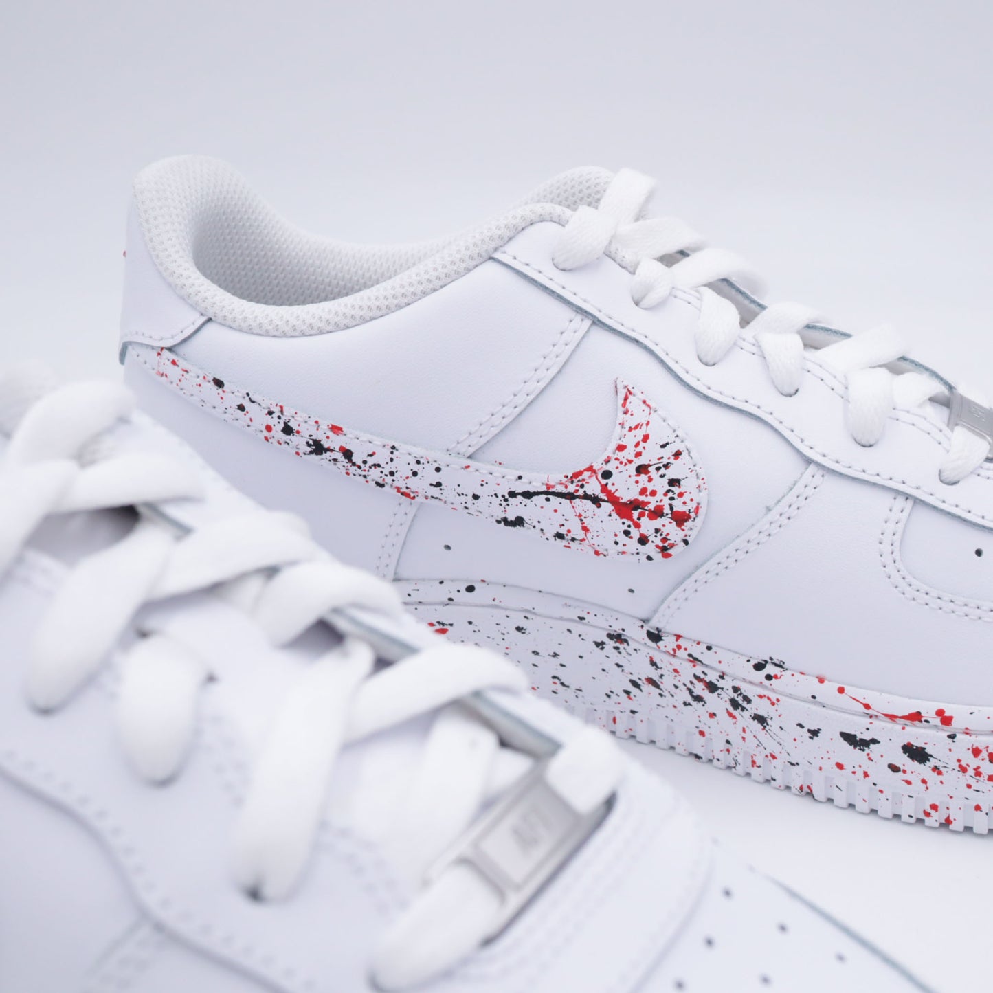 Nike Air Force 1 custom rouge et noir avec éclaboussures peintes à la main – sneakers streetwear, style artistique, graffiti, handmade, af1 custom peinture rouge noir, chaussures urbaines personnalisées