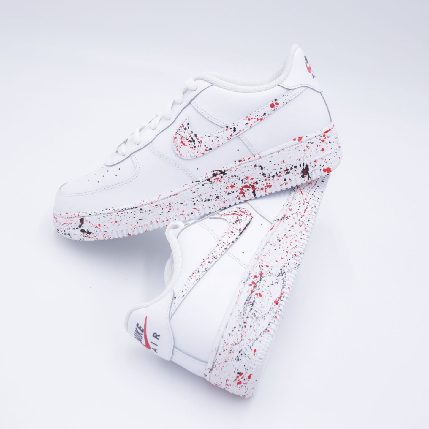 Nike Air Force 1 custom rouge et noir avec éclaboussures peintes à la main – sneakers streetwear, style artistique, graffiti, handmade, af1 custom peinture rouge noir, chaussures urbaines personnalisées