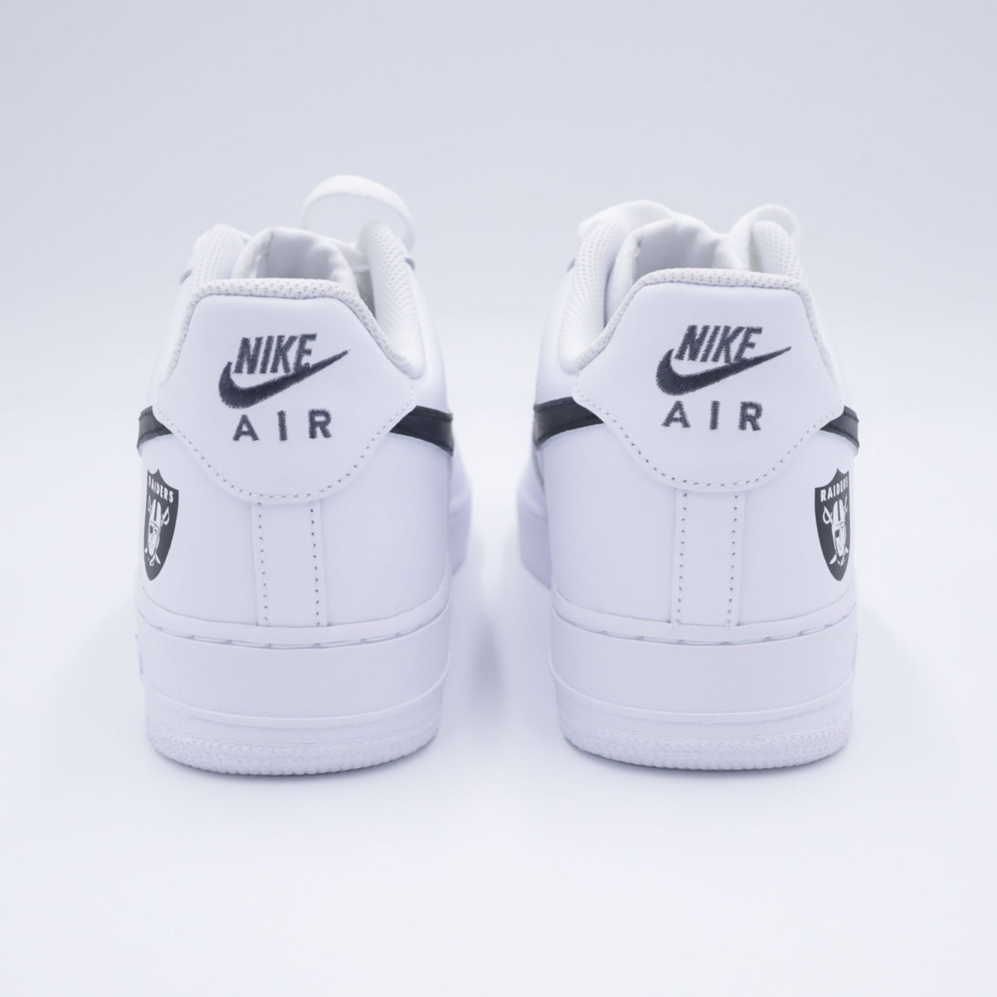 air force 1 raiders nfl, nike air force custom nfl, af1 raiders fanwear, custom raiders sneakers, air force logo équipe nfl, sneakers nfl personnalisées, af1 noir blanc custom, custom nike raiders, chaussures fan raiders, nike af1 football américain